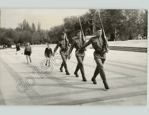 Cambio de Guardia MONUMENTO EJÉRCITO ROJO Sofía BULGARIA c.1950 Foto por Peter Schmid - Imagen 1 de 2