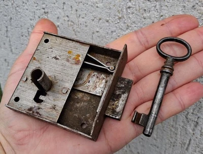 ANCIENNE SERRURE AVEC SA CLE en fer  pour meubles, coffre... N°5 - Photo 1/4