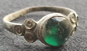 Beautiful original medieval ring with green stone inlay. - Picture 1 of 6