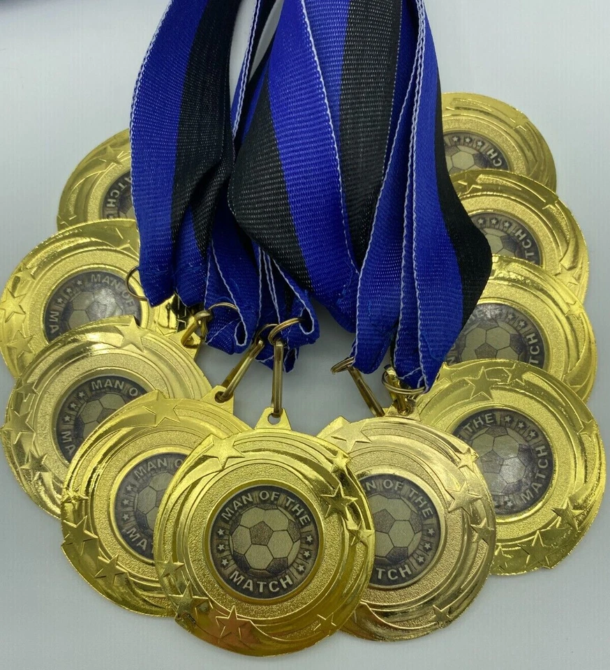 SPA TROPHIES 10 x Man of the Match Medaillen mit blauen & schwarzen Bändern, goldene Fußballmedaille