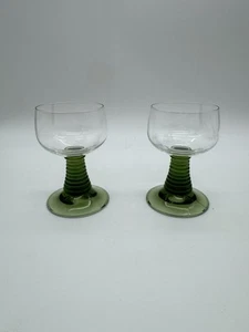 Par de copas de vino alemanas francesas de Alsacia con tallos verdes giratorios de colección - Imagen 1 de 13