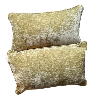 Travesseiro de veludo retrô esmagado verde abacate Magaschoni, inserção de penas - Imagem 1 de 4