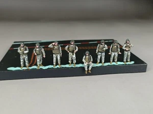 1/72 gebaut und lackiert moderne US-Panzerfahrzeug Besatzung 8 Figuren Modell - Bild 1 von 8