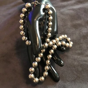"Hermoso collar de cuentas redondas enchapado en plata de 18"" en cadena" - Imagen 1 de 3