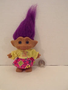 Muñeca Russ Troll~4"~Vintage~I'm A Big Sister~Vestido Amarillo~Pelo Morado~Ojos Azules - Imagen 1 de 4