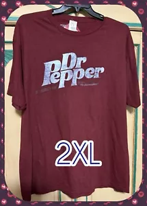 Neu mit Etikett schönes Unisex Dr. Pepper rötlich/rotbraun T-Shirt Größe 2XL KOSTENLOSER VERSAND - Bild 1 von 7