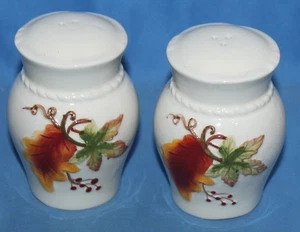 Salero y pimentero de cerámica con patrón de hojas en forma de urna 3 1/2" - Imagen 1 de 3