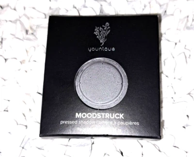 Younique MOODSTRUCK Lidschatten Refill Farbe Irrational Satin Schiefergrau Luxe  - Bild 1 von 2