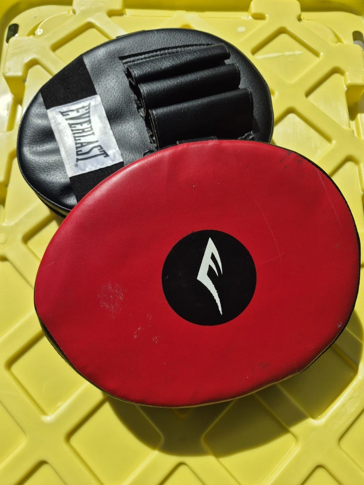 Everlast EverFresh Target Strike Pad Mitt Punch Pad Boxing 2 Mitt Only Sparring - Image 1 of 4