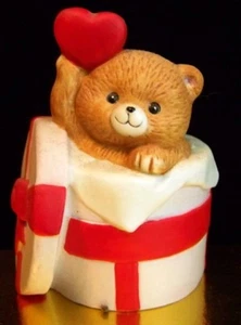 RUSS BERRIE - OSO DE PELUCHE EN CAJA DE REGALO CON FIGURA CORAZÓN DE SAN VALENTÍN 2 1/2" - Imagen 1 de 1