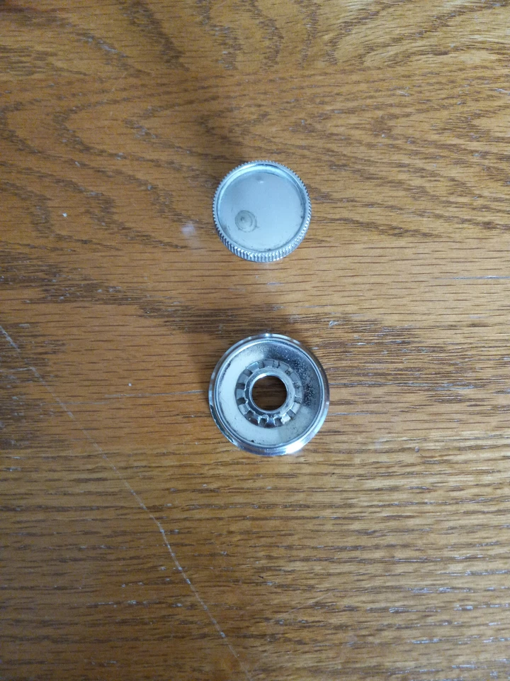 1965 PLYMOUTH VALIANT WIND-SHIELD WIPER MOUNTING BEZEL AND TURN  KNOB Foto 1 de 1