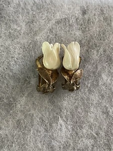 Vintage Gold Tone Alabaster Cream White Textured Rose Flower Clip On Earrings - Picture 1 of 6