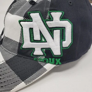 NUEVO Sombrero Unisex North Dakota Fighting Sioux Talla Única Elastizado Negro A Cuadros - Imagen 1 de 9