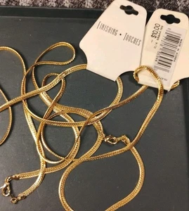 Lote de Dos (2) Nuevos TOQUES DE ACABADO Cadena Placa de Oro 28" Collares en Tarjetas! - Imagen 1 de 8