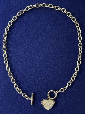 Collar con dije de logotipo de acero inoxidable plateado Guess Toggle 18" de largo nunca usado Foto 1 de 4