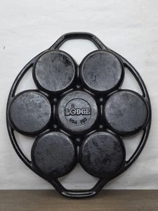 Lodge Cast Iron Biscuit Muffin Pan, Open Frame, 2 Grips, 7B2 USA - Picture 1 of 4