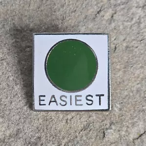 Vintage EASIEST Green Circle Skill Level Sport Travel Ski Souvenir Lapel Hat Pin - Picture 1 of 3