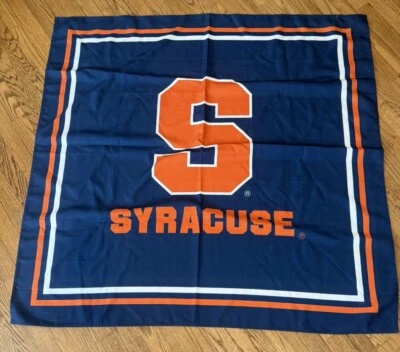 Bandera cuadrada grande con bandera de patrimonio de la Universidad de Siracusa Foto 1 de 4