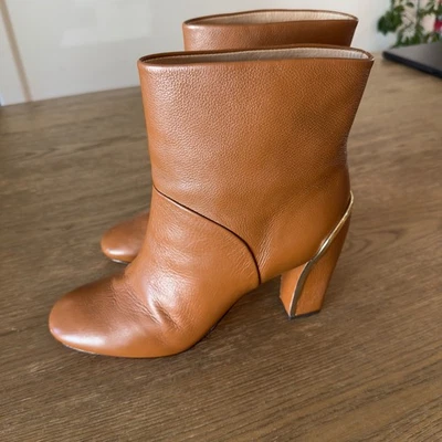 Botas de salto Dvf Diane Von Furstenberg 4 pol. - Couro de bezerro macio - Acabamento dourado - Tamanho 9W - Imagem 1 de 4
