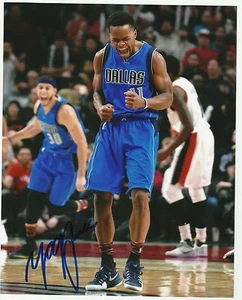 Foto firmada de 8x10 de los Dallas Mavericks de YOGI FERRELL  - Imagen 1 de 1