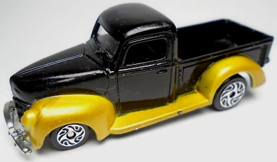 Camioneta Ford Race Champions '40 1998 negra y dorada 1:64 diecast 2 7/8" Foto 1 de 4