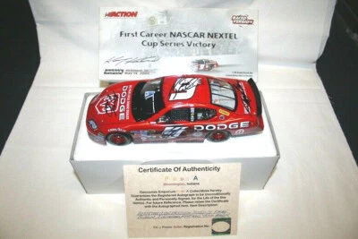 1/24 DODGE #9 KASEY KAHNE 2005 RACED WIN  AUTOGRAPHED/SIGNED X4 NASCAR ACTION - Immagine 1 di 2