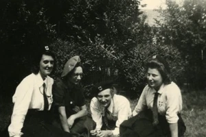 France Fives Lille Catholic Group Ames Vaillantes Origny en Thierache Photo 1946 - Foto 1 di 3