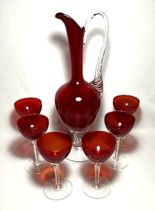 Set (6) BICCHIERI E BROCCA LIQUORE COCKTAIL ROSSO RUBINO tutti con steli attorcigliati ~ Italia - Foto 1 di 10