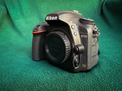 Nikon D750 24.3MP Body + L-Plate + 3x Battery + Charger + Extension Tubes (used) - Image 1 of 4