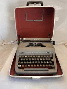 Macchina da scrivere portatile vintage modello Royal Quiet De Luxe con custodia 1950 - Foto 1 di 5