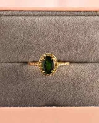 Anillo de compromiso para mujer enchapado en oro amarillo de 14 quilates de corte ovalado de 3 quilates con esmeralda natural Foto 1 de 4