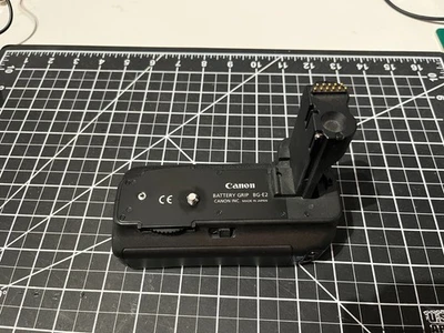 Empuñadura de batería Canon BG-E2 con cargador de batería AA opcional BGM-E2 Foto 1 de 4
