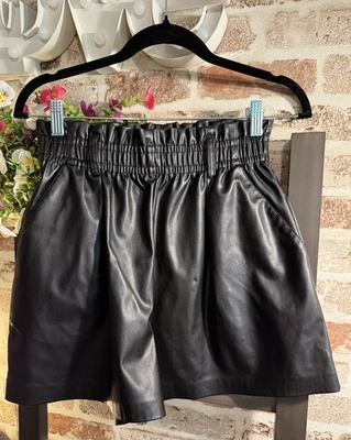 Zara 连衣裙短裤,小号-黑色人造皮革高腰 — 第 1/4 张图片