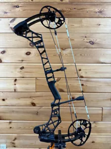 NICE MATHEWS VXR 28 Bow With BRAND NEW GAS Ghost XV STRINGS RH 60# 27.5" Black - Picture 1 of 4