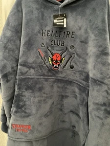 Stranger Things Hellfire Club Oversize Fleece L/XL Fleece Snuddie Hoodie - Bild 1 von 6