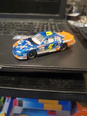 LOOSE 2002 ACTION 1:64 TERRY LABONTE #5 KELLOGG'S "LOONEY TUNES" MONTE CARLO - Image 1 of 4