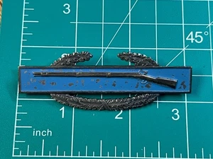WWII Combat Infantry Badge Pinback - Picture 1 of 4