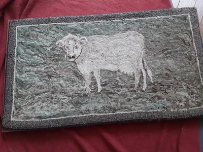 Alfombra enganchada arte popular antigua con una vaca montada profesionalmente Foto 1 de 4