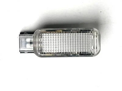 Luz de cortesía puerta trasera derecha Volkswagen Passat Wagon 2001-2005 4 puertas 3B0947415B Foto 1 de 4
