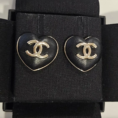 Aretes corazón cuero Chanel CC 2022 impecable estado en caja Foto 1 de 4