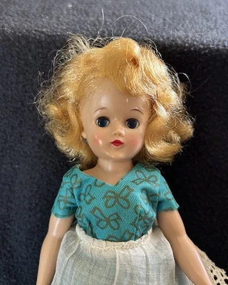 Винтажная кукла Vogue Jill высотой 10 дюймов и 5 нарядов Vogue, комод/стул - Изображение 1 из 4