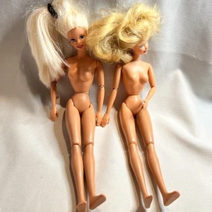 Mattel Juego de 2 Muñecas Barbie 1993 con Brazos y Piernas Flexibles Articulados Sin Ropa - Imagen 1 de 12