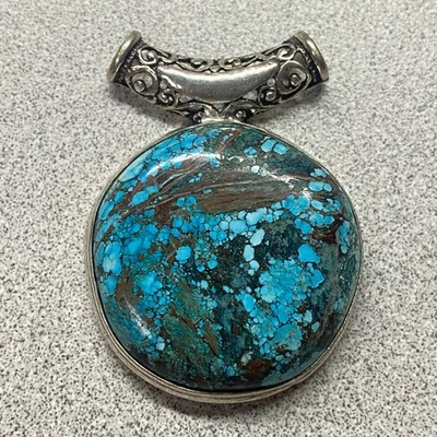 Colgante de turquesa y plata hecho artesanalmente del suroeste con fianza de pergamino única Foto 1 de 4