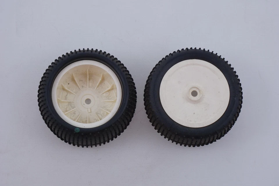 Schumacher Kreise + Reifen Spike 2.2 Micro Grüne Post (2pz) Modell - Bild 1 von 1