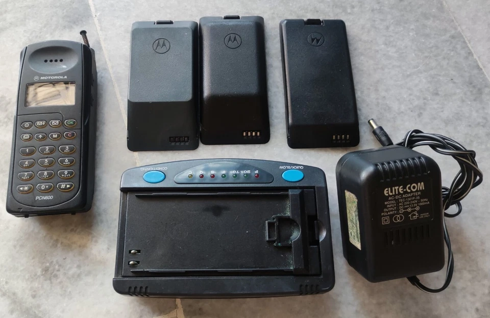 Vintage Preloved old 1999 2000 Motorola Cellphone PCN600 made in UK - Image 1 of 4