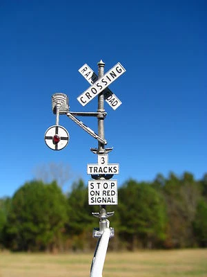 HO Scale Magnetic Signal Co. Model 10 Wigwag Flagman Kit (2311) - Image 1 of 4