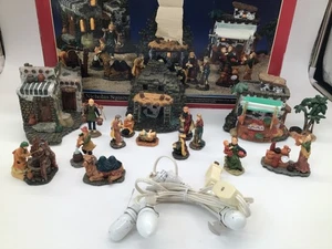 NIKOLAUS QUADRAT Porzellan Krippe 17-teiliges Set handbemalt mit 3 Leuchtgebäuden - Bild 1 von 9