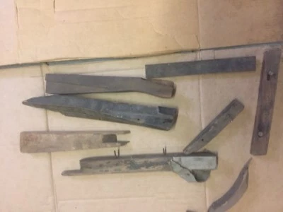 Marco superior o capó convertible original Jaguar XK120 DHC y piezas faciales; $20 CADA UNO Foto 1 de 4