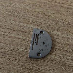 Industrienähmaschine Nadelplatte ohne Nummer keine Schäden am Loch. - Bild 1 von 2