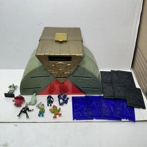 Vintage 1996 YU-GI-OH Kazuki Arena Carry Case With 8 Figures & 10 Plastic Cards - Picture 1 of 10